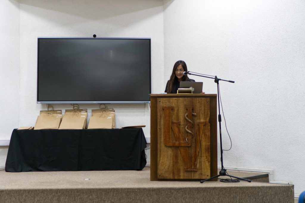 Dazma Guzmán, Coordinadora del Programa Vivo Curimón de Fundación Lepe, da discurso de cierre durante la clausura de la Escuela de Guías Turísticos del Valle del Aconcagua.