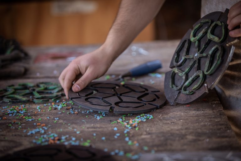 Mosquetones fabricados con plástico reutilizado por Fundación Mingako, ejemplo de economía circular y soluciones regenerativas.